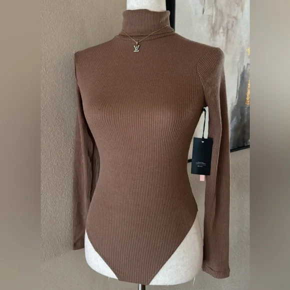 Elegant Brown Ribbed Bodysuit - Picture 3 of 9